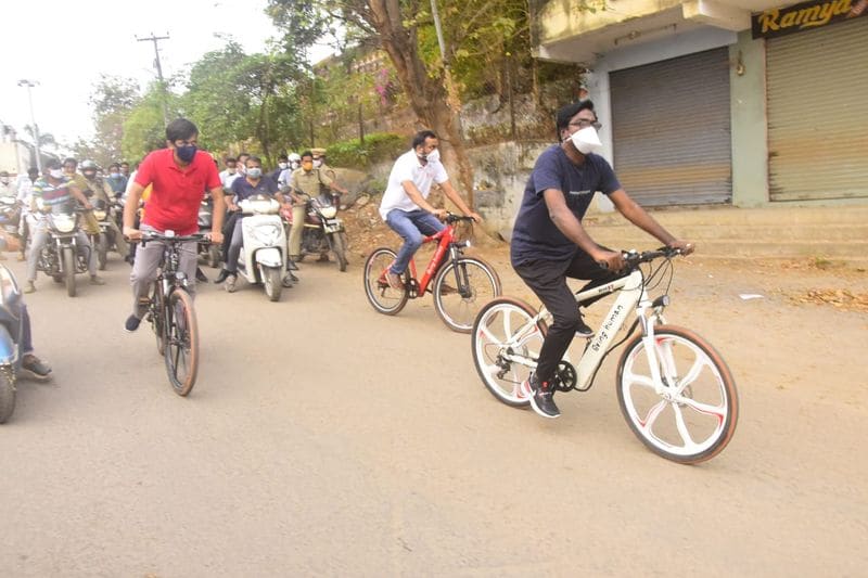 ఇలా మంత్రి సైకిల్ పైనే నగరంలోని జడ్పీ సెంటర్, తుమ్మలగడ్డ, బోనకల్ క్రాస్ రోడ్, చర్చ్ కాంపౌండ్, శ్రీనివాస్ నగర్, జహీర్ పురా, శ్రీనివాస్ నగర్, కిన్నెరసాని థియేటర్ రోడ్, హర్కర్ బావి సెంటర్, పీఎస్ఆర్ రోడ్, గుంటి మల్లన్న దేవాలయం రోడ్, కాల్వఒడ్డు, జూబ్లీపురా, మయూరి సెంటర్, బస్ డిపో రోడ్, సరితా క్లినిక్ సెంటర్, గట్టయ్య సెంటర్, నూతన మున్సిపల్ భవనం వరకు రోడ్డు కు ఇరు వైపులా జరుగుతున్న సైడు కాల్వ పనులు, రోడ్డు విస్తరణ పనులు, విద్యుత్ స్తంభాలు, మిషన్ భగీరథ అంతర్గత పైప్ లైన్ పనులు, పారిశుధ్యం పనులను పరిశీలించారు.