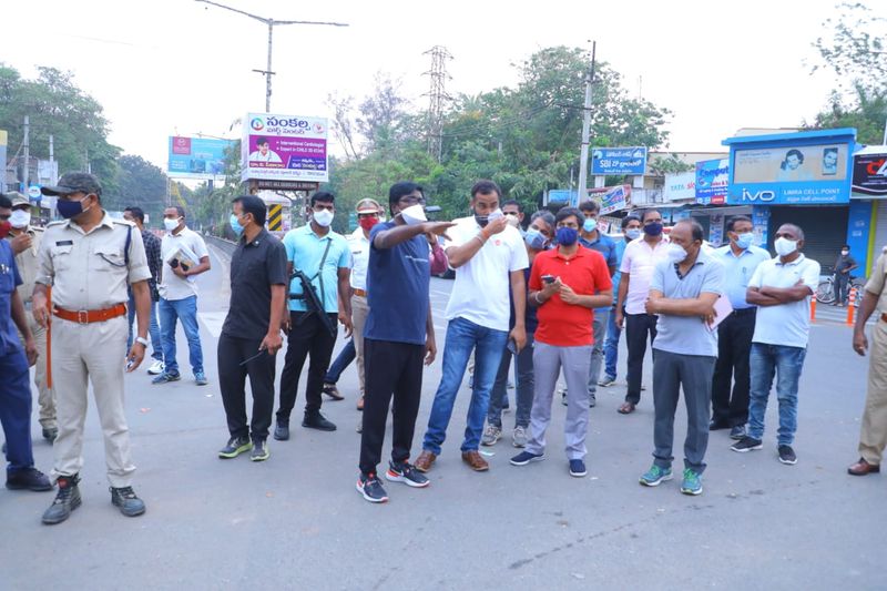 మంత్రి పర్యటన నేపథ్యంలో మున్సిపల్, విద్యుత్, పబ్లిక్ హెల్త్, రెవిన్యూ తదితర శాఖ అధికారులు కూడా ఆయన వెంటే ఉన్నారు.