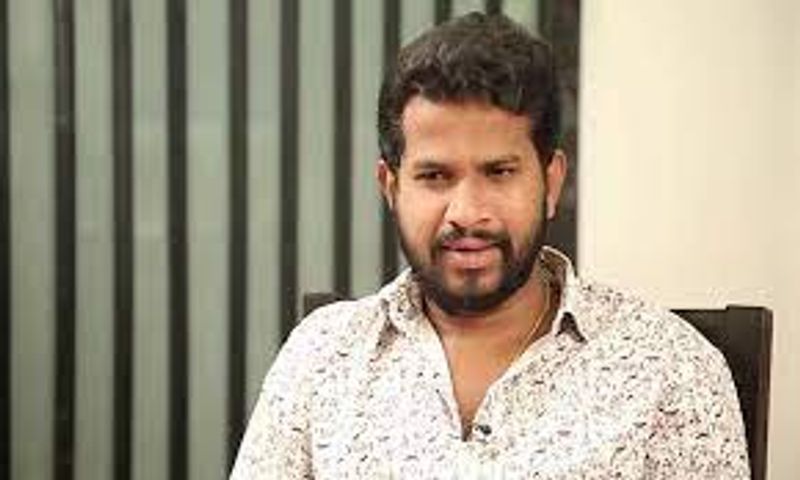 పంచ్ల మాస్టర్ హైపర్ ఆది 2.5 లక్షలు నుంచి మూడు లక్షల వరకు తీసుకునేవాడట. లేటెస్ట్ గా మూడు లక్షలు అందుకుంటున్నట్టు వార్తలు వినిపిస్తున్నాయి.