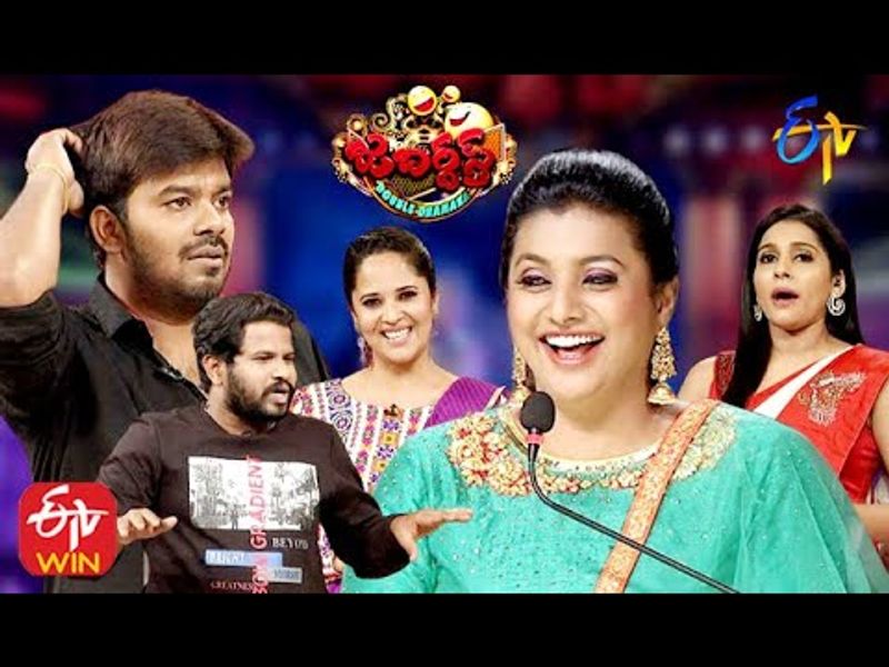 ఆ క్రేజ్కి తగ్గట్టుగా ఇందులో పాల్గొంటున్న కమెడీయన్లు కూడా పారితోషికాలు పెంచేస్తున్నారు. రోజా, మనో, అనసూయ, రష్మీ నుంచి సుధీర్, ఆది, శ్రీను, భాస్కర్ వరకు చాలా మంది తాజాగా తమ రెమ్యూనరేషన్స్ పెంచేశారు. లేటెస్ట్ రెమ్యూనరేషన్స్ ఇవే అంటూ సోషల్ మీడియాలో వార్తలు వైరల్ అవుతున్నాయి.