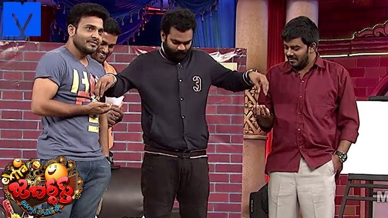 జబర్దస్త్ షోలో సుడిగాలి సుధీర్ టీమ్(సుధీర్, శ్రీను, రాంప్రసాద్)కి మంచి క్రేజ్ ఉంటుంది. ఈ టీమ్ సైతం మూడు లక్షల వరకు పారితోషికం తీసుకుంటున్నారట.