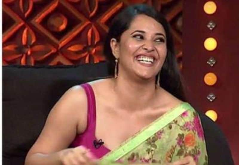 యాంకర్స్ లో అనసూయకి ఉన్న క్రేజ్ గురించి ఎంత చెప్పినా తక్కువే. ఈ అమ్మడి కోసం షోస్ చూసేవాళ్లున్నారంటే అతిశయోక్తి కాదు. ఈ అమ్మడు మొదటి నుంచి యాంకర్గా ఉంది. ఆమె గతంలో ఎనభై వేల వరకు తీసుకునేది. ఇప్పుడు పెంచేసిందట. ఏకంగా ఒక్కో ఎపిసోడ్కి లక్షా ఇరవై వేలు అందుకుంటుందట. ఈ లెక్కన దాదాపు పది లక్షల వరకు అనసూయ పారితోషికం అందుకుంటున్నట్టు టాక్.