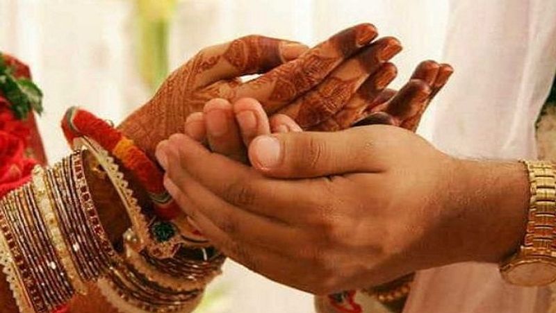 एलआईसी कन्यादान पॉलिसी की मेच्योरिटी 25 साल में पूरी होती है। यह पॉलिसी पिता और बेटी की अलग-अलग उम्र के हिसाब से भी मिल सकती है। (फाइल फोटो)