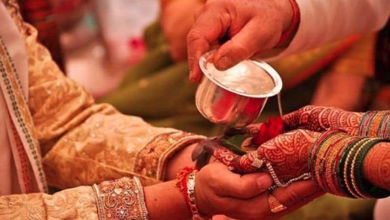 एलआईसी की इस योजना में बेटी की उम्र के हिसाब से पॉलिसी की समय सीमा घटा दी जाती है। अगर कोई व्यक्ति कम या ज्यादा प्रीमियम का भुगतान करना चाहता है, तो वह भी इस पॉलिसी को ले सकता है। (फाइल पोटो)