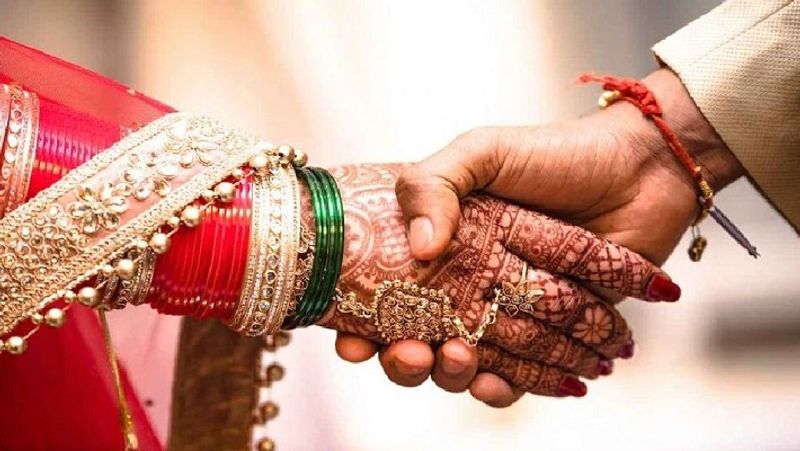 एलआईसी कन्यादान पॉलिसी के तहत इनकम टैक्स अधिनियम के सेक्शन 80C में प्रीमियम पर छूट दी जाती है। यह छूट अधिकतम 1,50 लाख रुपए पर मिल सकती है। इसके अलावा, सेक्शन 10 (10D) के तहत मेच्योरिटी पर डेथ क्लेम की राशि पर भी छूट दी जाती है। (फाइल फोटो)