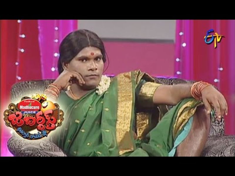 జబర్దస్త్ లో చమ్మక్ చంద్రకి కూడా భారీగానే పాపులారిటీ ఉంది. ఆయన ఈ షోకి నెలకు దాదాపు నాలుగు లక్షల వరకు రెమ్యూనరేషన్గా తీసుకుంటున్నట్టు టాక్.
