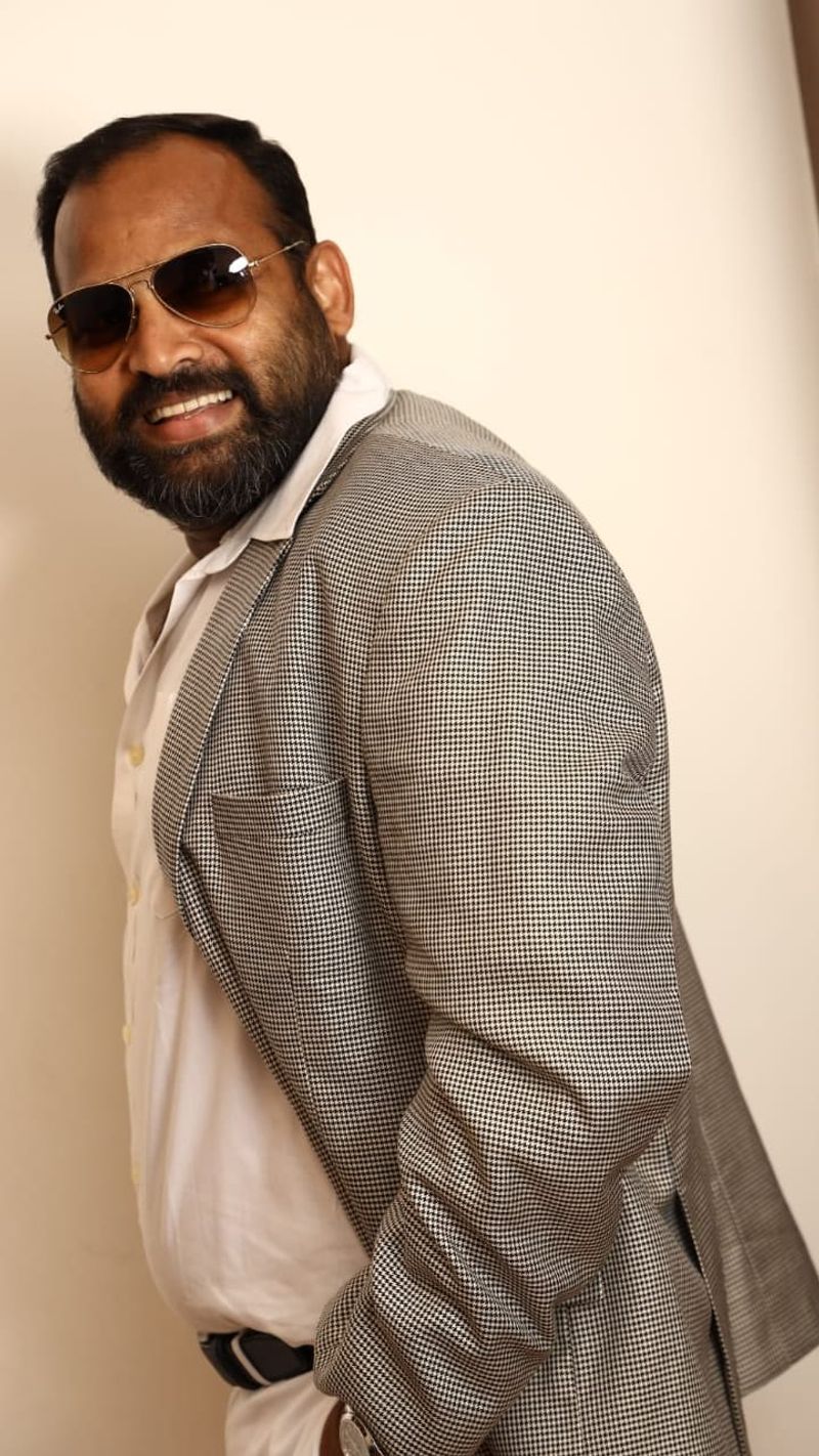 <p>இத்தடை குறித்து தயாரிப்பாளர் 'மூன் பிக்சர்ஸ்' ஆதம் பாவா கூறுகையில் 'சென்சார் குழுவினர் அவர்களின் முடிவை சொல்லியுள்ளனர். நாங்கள் மறுதணிக்கைக்கு மேல்முறையீடு செய்யவுள்ளோம். விரைவில் இத்தடை நீங்கி 'ஆன்டி இண்டியன்' படம் திரைக்கு வரும்' என்று நம்பிக்கை தெரிவித்துள்ளார்.</p>