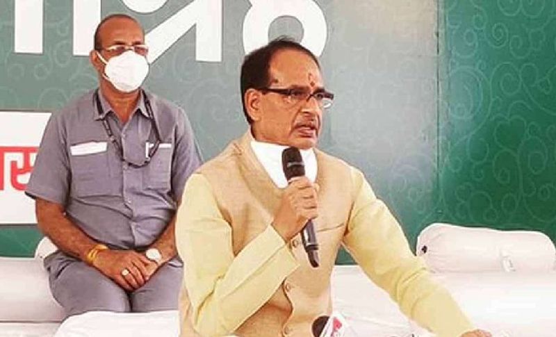 Madhya Pradesh
Reason: Vaccine makers cannot supply by May 1
Madhya Pradesh will not start a vaccination drive for those above 18 years from May 1, Chief Minister Shivraj Singh Chouhan announced.
Chief Minister Chouhan said the state government had placed the orders with Serum Institute of India and Bharat Biotech. However, Shivraj claimed that the manufacturers told him that they would not deliver Covishield or Covaxin doses by May 1.
Following this, the state government decided not to start the vaccination drive from May 1.