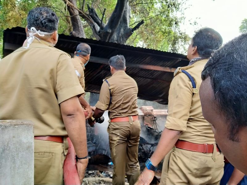 <p>വലിയതുറ പൊലീസ് സ്റ്റേഷനില് ഇന്ന് രാവിലെയുണ്ടായ തീ പിടിത്തം അണയ്ക്കാന് ശ്രമിക്കുന്ന നാട്ടുകാരും പൊലീസ് ഉദ്യോഗസ്ഥരും. <br />
</p>