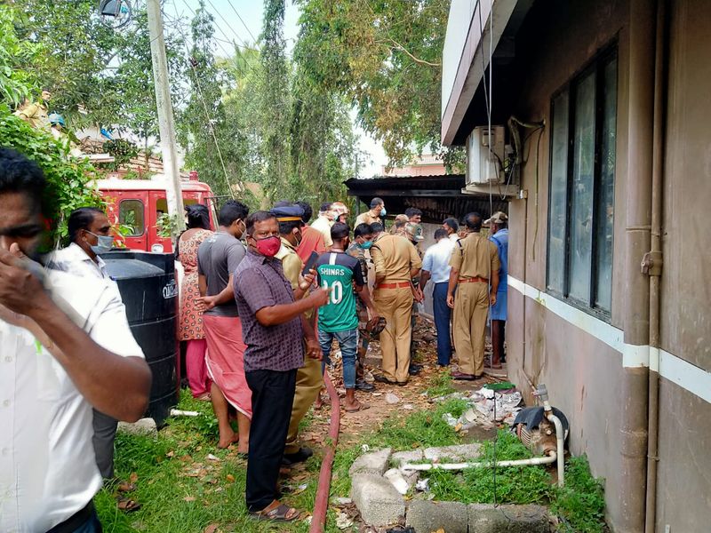 <p>വലിയതുറ പൊലീസ് സ്റ്റേഷനില് ഇന്ന് രാവിലെയുണ്ടായ തീ പിടിത്തം അണയ്ക്കാന് ശ്രമിക്കുന്ന നാട്ടുകാരും പൊലീസ് ഉദ്യോഗസ്ഥരും. <br />
</p>