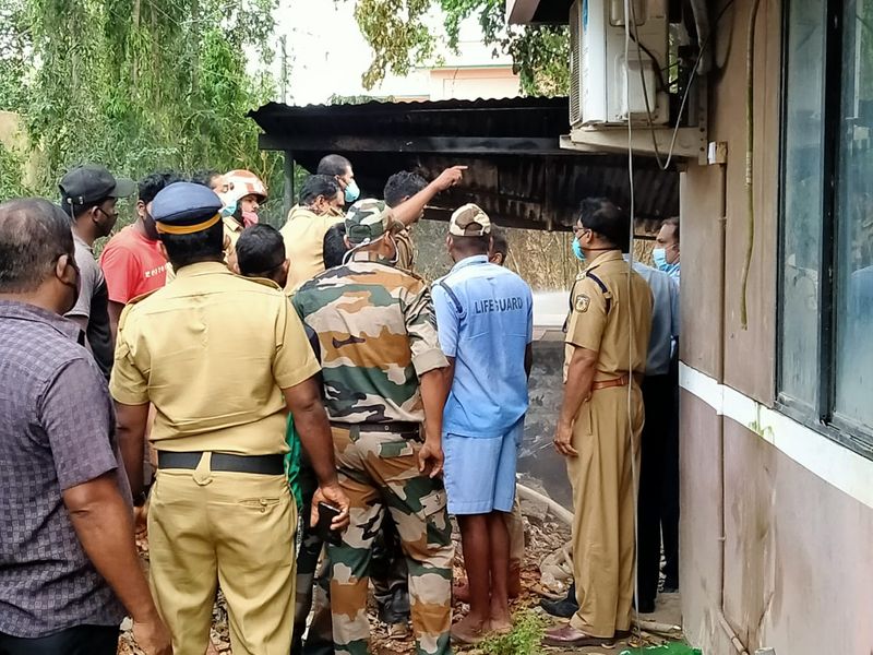 <p>വലിയതുറ പൊലീസ് സ്റ്റേഷനില് ഇന്ന് രാവിലെയുണ്ടായ തീ പിടിത്തം അണയ്ക്കാന് ശ്രമിക്കുന്ന നാട്ടുകാരും പൊലീസ് ഉദ്യോഗസ്ഥരും. <br />
</p>