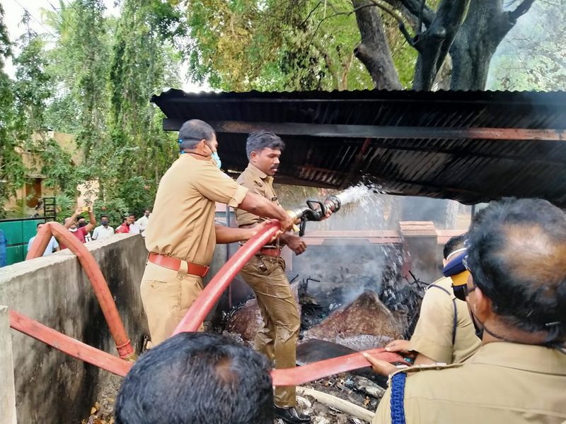 <p>ഫയര് ഫോഴ്സ് എത്തി തീണയ്ക്കുന്നു. </p>