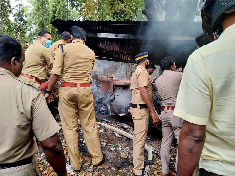 <p>വലിയതുറ പൊലീസ് സ്റ്റേഷനില് ഇന്ന് രാവിലെയുണ്ടായ തീ പിടിത്തം അണച്ചപ്പോള്. </p>