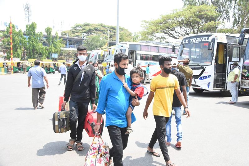 <p>ತಮ್ಮ ಸ್ಥಳ ತಲುಪಲು ಅನ್ಯ ದಾರಿಯತ್ತ ಮುಖ ಮಾಡಿದ ಪ್ರಯಾಣಿಕರು</p>