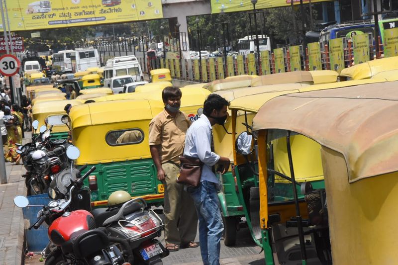 <p>ಆಟೋಗಳತ್ತ ಮುಖ ಮಾಡಿದ ಪ್ರಯಾಣಿಕರು</p>