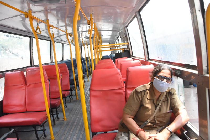 <p>ಬಿಎಂಟಿಸಿ ಡ್ಯೂಟಿಗೆ ಹಾಜರಾದ ನಿರ್ವಾಹಕಿ</p>