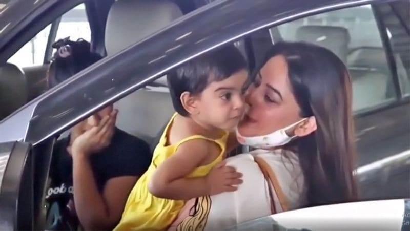 माही ने पति जय के बर्थडे 25 दिसंबर के दिन बेटी तारा की पहली फोटो शेयर करते हुए उसका चेहरा दिखाया था। बेटी की फोटो शेयर करते हुए माही ने लिखा था- ''हैप्पी बर्थडे जय भानुशाली। मैंने आपका बर्थडे इस साल और भी यादगार बना दिया है।
