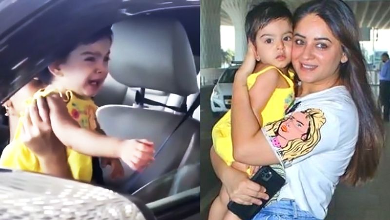बता दें की माही किसी काम से मुंबई से दिल्ली के लिए निकल रही थीं। लेकिन जैसे ही तारा रोने लगती हैं तो माही से ये देखा नहीं जाता। वो फौरन कार का दरवाजा खोलकर बेटी को गोद में उठा लेती हैं। 