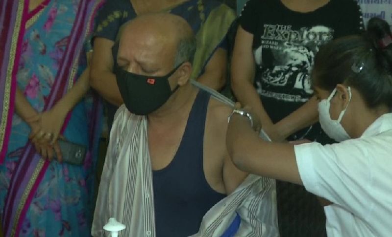 वहीं गुजरात के मेहसाना के एक कार वर्कशोप में कोरोना वैक्सीन का सर्टिफिकेट ले जाने पर कार की जनरल सर्विस में लेबर चार्ज नहीं लिया नहीं लिया जा रहा है। साथ ही ऐससरीज पर 10 प्रतिशत की छूट दी जा रही है। कार सर्विस संचालक का कहना है कि यह ऑफर लोगों को कोरोना वैक्सीन के प्रति लोगों को जागरूक करने के लिए दिए जा रहे हैं।
