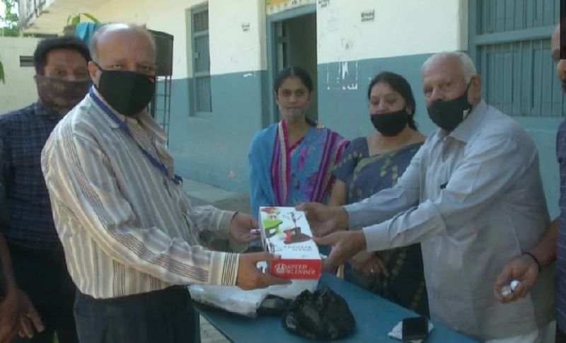बता दें कि राजकोट में अब तक सोनी समाज हजारों लोगों को सोने के नोजपिन उपहार में दे चुकी है। साथ ही कई महंगे तोहफे भी दिए हैं। इस पहल के बाद से कई और सामाजिक संगठनों ने वैक्सीन लगवाने वालों के लिए एक अनूठी पहल की शुरू आत की है।