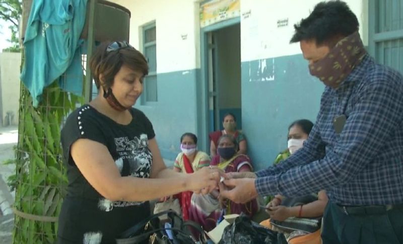 दरअसल, राजकोट में स्वर्णकार समुदाय ने टीकाकरण अभियान को तेज रफ्तार देने के लिए शहर में वैक्सीन लगवाने वालों को सोना गिफ्ट दे रही है। ज्वैलर्स कम्युनिटी ने इसके लिए टीकाकरण का कैंप लगाया है। यहां जो भी महिला वैक्सीन लगवा रही है, उसे सोने की एक नोजपिन उपहार के रूप में दी जा रही है। वहीं टीका लगवाने वाले पुरुष को हैंडब्लैंडर तोहफे में दिया जा रहे हैं।
