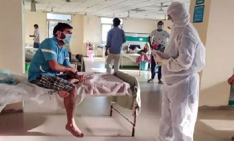 गुजरात में कोरोना के रिकॉर्ड तोड़ मामले सामने आ रहे हैं। महानगरों की तरह राजकोट में भी कोरोना की स्थिति विस्फोटक हो गई है। यहां CM विजय रुपाणी के परिवार के पांच सदस्य भी कोरोना संक्रमित हो गए हैं। CM के भाई ललित रूपाणी अहमदाबाद में और भतीजा अनिमेष रुपाणी राजकोट में होम आइसोलेट हो गए हैं। शहर में 24 घंटों में 321 मामले सामने आए हैं। वहीं 19 मरीजों की मौत हो गई है। 