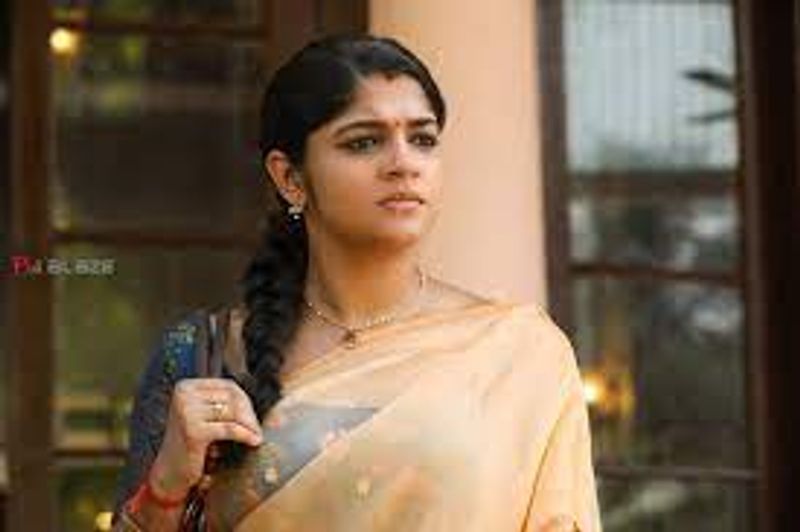 సూర్య లేటెస్ట్ మూవీ సురారై పోట్రు, తెలుగులో ఆకాశం నీహద్దురా టైటిల్ తో విడుదలైన ఈ మూవీ భారీ విజయాన్ని అందుకుంది. కాగా ఈ చిత్రంలో సూర్య భార్య పాత్ర చేశారు అపర్ణ బాలమురళి. మధ్య తరగతి ఇల్లాలి పాత్రలో అపర్ణ ఒదిగిపోయారు. విమాన సంస్థను స్థాపించాలని కలలు కనే భర్తకు సపోర్ట్ ఇచ్చే ఇల్లాలిగా ఆమె అద్భుతంగా నటించారు.