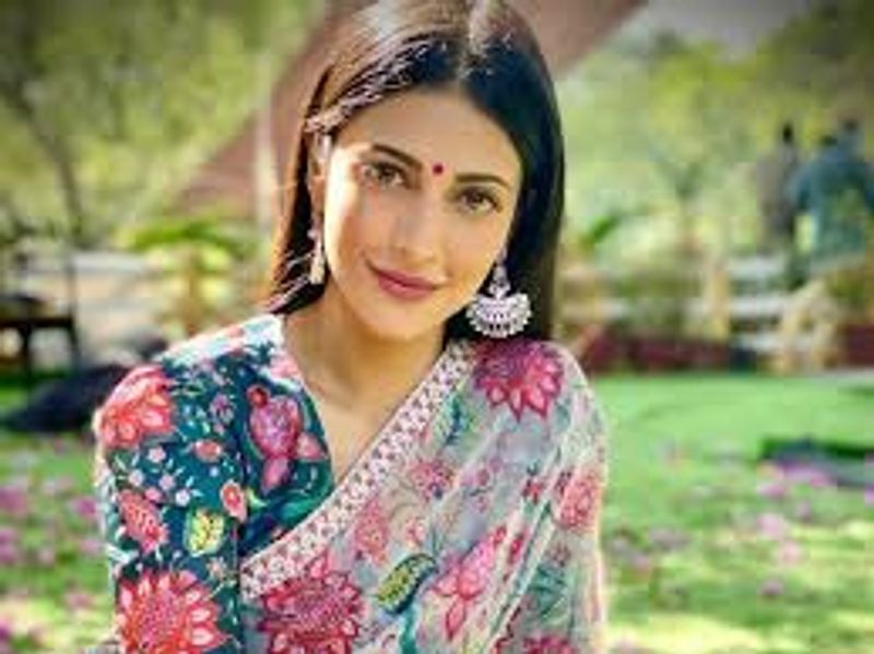 క్రాక్ మూవీతో హిట్ ట్రాక్ ఎక్కాడు మాస్ మహరాజ్ రవితేజ. క్రాక్ మూవీలో పోలీస్ ఆఫీసర్ వీర శంకర్ గా రవితేజ కనిపించగా, ఆయన భార్య పాత్ర చేసింది శృతి హాసన్. ఓ బిడ్డకు తల్లిగా గృహిణి పాత్ర మొదటిసారి చేశారు శృతి హాసన్. పెళ్ళై, పిల్లలు ఉన్నా అనుకున్న లక్ష్యాలను సాధించవచ్చని నిరూపించే భార్యగా శ్రుతి హాసన్ కనిపించగా, ప్రేక్షకుల మనసులు దోచేశారు.