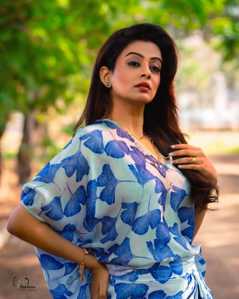 జడ్జ్ గా అలరిస్తూనే గ్లామర్ ఫోటోలతో కేకపెట్టిస్తుందీ లేట్ వయసులో ఘాటు అందాల భామ.