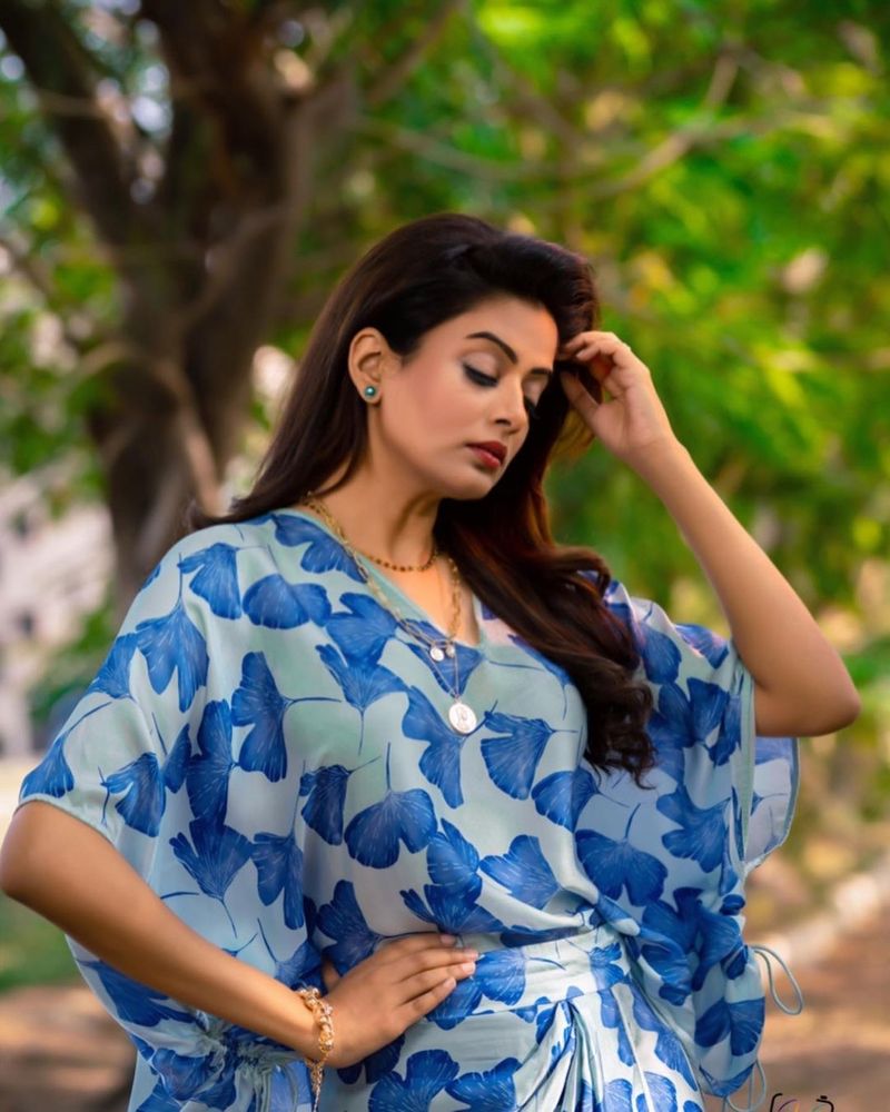 గుండెజారిగల్లంతయ్యిందే అంటూ పాటలు పాడుకుంటున్నారు. చూపులతోనే చంపేస్తున్నావంటూ కామెంట్ చేస్తున్నారు.