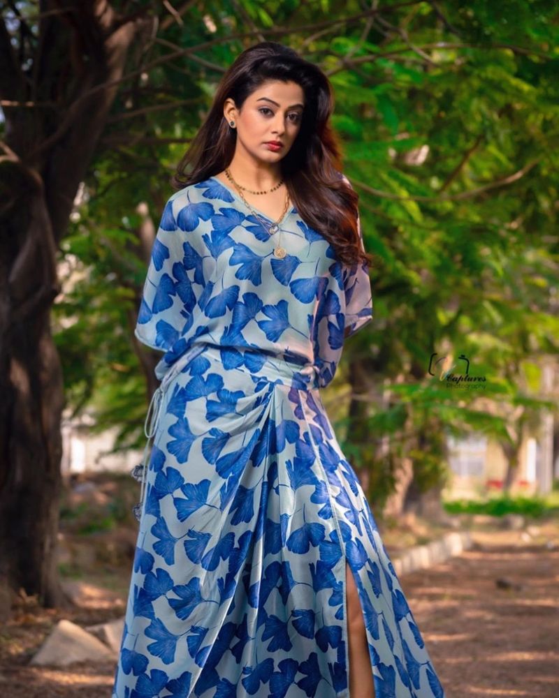 `ఢీ` షోలో యాంకర్స్ రష్మీ గౌతమ్, దీపికా పిల్లిలను మించి తన అందంతో మెస్మరైజ్ చేస్తుంది ప్రియమణి.