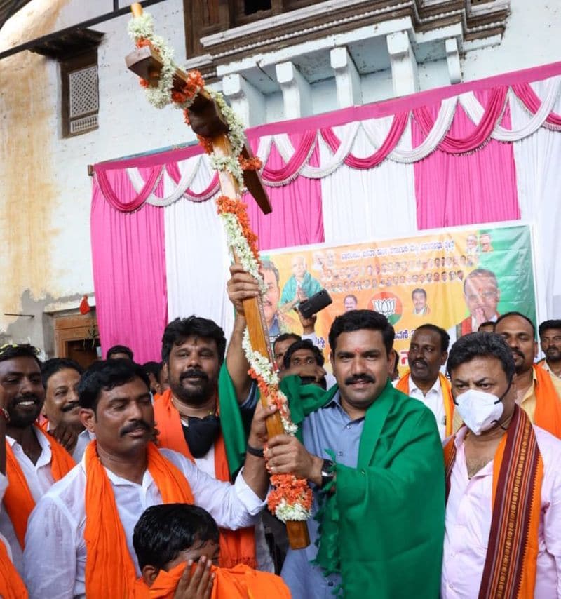 <p>ಮತಯಾಚನೆ ಸಂದರ್ಭದಲ್ಲಿ ವಿಜಯೇಂದ್ರ ಅವರಿಗೆ ನೇಗಿಲು ಕಾಣಿಕೆಯಾಗಿ ನೀಡಿದ ರೈತರು</p>