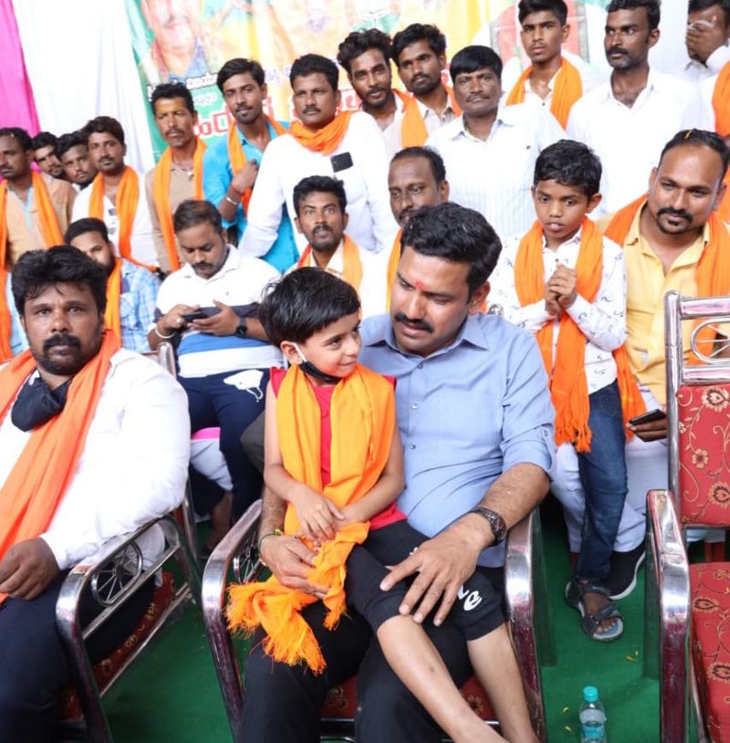 <p>ನೇಗಿಲನ್ನು ಹೆಗಲ ಮೇಲೆ ಹೊತ್ತುಕೊಂಡ ವಿಜಯೇಂದ್ರ ಖುಷಿಪಟ್ಟು, ಬಿಜೆಪಿ ರೈತರ ಪರವಾಗಿದೆ. ರೈತರಿಗೆ ಬೇಕಾದ ನೀರು ಕೊಡುವ ವ್ಯವಸ್ಥೆ ಮಾಡಲಾಗುತ್ತದೆ. ನಿಮ್ಮ ಪ್ರೀತಿಗೆ ಬೆಲೆ ಕಟ್ಟಲಾಗದು ಎಂದು ಅಭಿಮಾನ ವ್ಯಕ್ತಪಡಿಸಿದರು.</p>