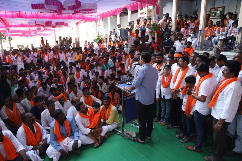 <p>ಮುದ್ದೇಬಿಹಾಳ ಶಾಸಕ ನಡಹಳ್ಳಿ, ರಾಜೂಗೌಡ, ಎಂ.ಪಿ.ರೇಣುಕಾಚಾರ್ಯ ಬಿಜೆಪಿಯ ಯುವ ಮುಖಂಡ ವೀರೇಶ ಕಮತರ ಇದ್ದರು.</p>
