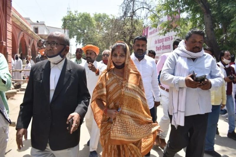 बता दें कि जौनपुर में मॉडल व फेमिना मिस इंडिया-2015 की रनर अप रहीं और एक्ट्रेस-मॉडल दीक्षा सिंह और बाहुबली पूर्व सांसद धनंजय सिंह की पत्नी श्रीकला सिंह भी जिला पंचायत सदस्य के लिए चुनाव लड़ रही हैं। हालांकि ये सभी चर्चित चर्चित चेहरे अलग-अलग वार्डों से चुनावी मैदान में हैं।
फोटो में श्रीकला सिंह