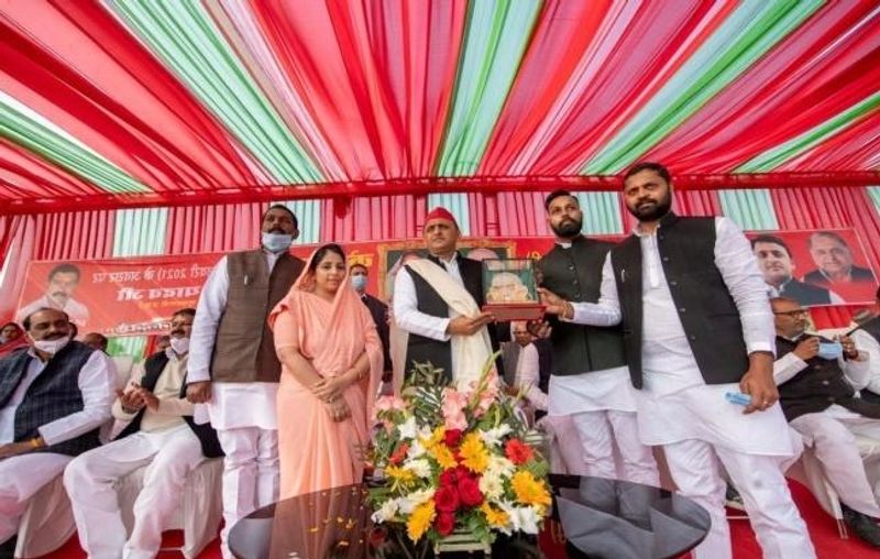 बता दें कि मल्हनी विधायक लकी यादव की भयोहू उर्वशी सिंह यादव द्वारा ट्टिटर पर दी गई जानकारी के मुताबिक उन्होंने 10वीं और 12वीं की पढ़ाई मेरठ से पूरी की। इसके बाद एमिटी यूनिवर्सिटी से बीटेक किया। 