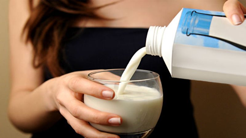 दूध में लेक्टोज तत्व (lactose) की भरपूर मात्रा पाई जाती है जिसके कारण इसे पचने में समय लगता है। कई बार इसका सेवन करने से पेट दर्द, अपच और एसिडिटी की समस्या भी हो जाती है। एसिडिटी से बचने के लिए आपको ठंडा दूध पीना चाहिए। 