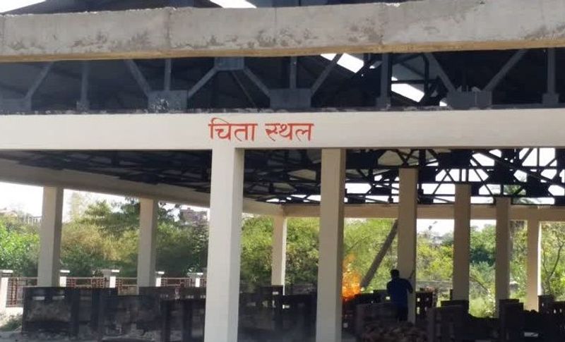 वहीं महाराष्ट्र जलगांव जिले का हाल तो इससे भी बुरा हो गया है। भुसावल में मृतकों के अंतिम संस्कार के लिए लकड़ियां कम पड़ गई हैं। क्योंकि तापी नदी के पास मौजूद श्मशान भूमि में हर दिन दस से पंद्रह मृतकों का अंतिम संस्कार किया जा रहा है। लोगों से विनती करने के बाद आस-पास के गांवों से लकड़ियां मंगवाई जा रही हैं। यह संख्या कमने की जगह बढ़ती जा रही है। 