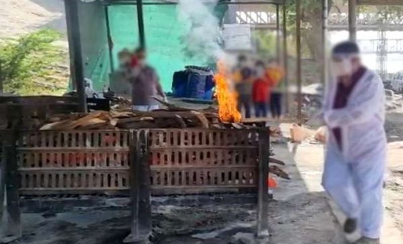 बीड जिले में पिछले 24 घंटे में संक्रमण के 716 नए मामले सामने आए, अब तक यहां मामलों की कुल संख्या 28,491 हो गई है। वहीं जिले में अब तक 672 लोगों की मौत हो चुकी है। वहीं पॉजिटिविटी रेट इस समय 9.93 प्रतिशत है तो मृत्यु दर 2.35 प्रतिशत बनी हुई है।