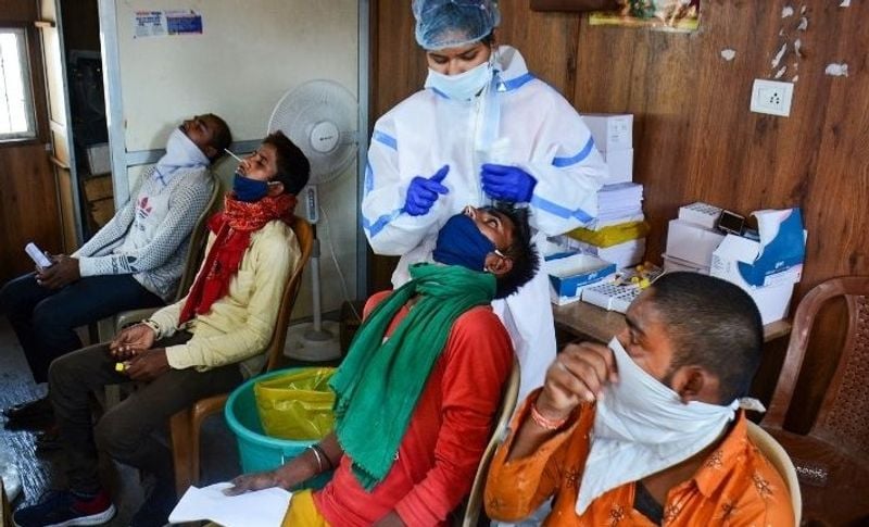 कोरोना संक्रमण का नया आंकड़ा 55 हजार के पार पहुंच गया है। यानि 24 घंटे में 55 हजार 469 नए केस सामने आए हैं। सरकार से लेकर जनता में हड़कंप मचा हुआ है। वहीं रिकवरी रेट में घटता जा रहा है। जिसके चलते मरने वालों का आंकड़ा भी बड़ रहा है। सिर्फ एक दिन के अंदर 330 लोगों की मौत हो चुकी है। राज्य में अब तक 31 लाख से ज्यादा लोग इस महामारी की चपेट में आ चुके हैं। वहीं 25.83 लाख ठीक हुए हैं और 56,330 की मौत हुई है।

