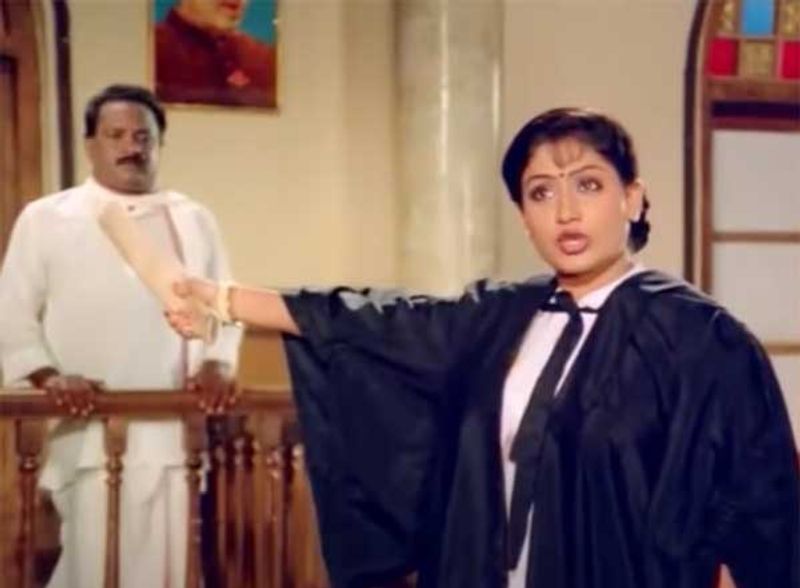 గూండా రాజ్యం మూవీలో విజయశాంతి లాయర్ రోల్ చేశారు