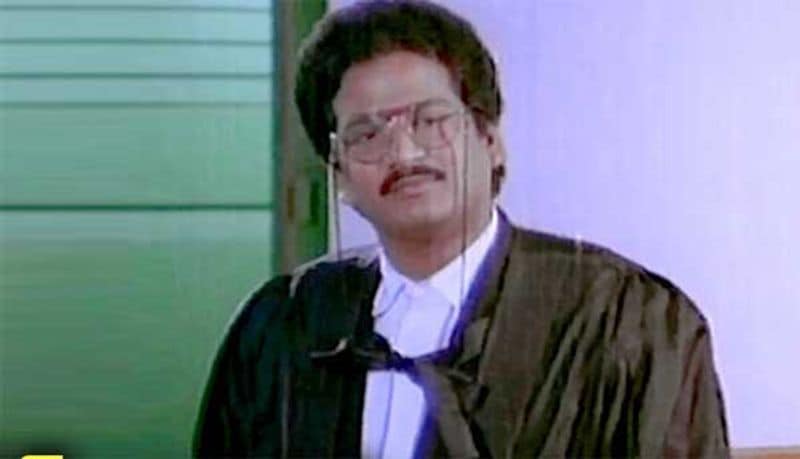 చెట్టు క్రింద ప్లీడర్ మూవీలో రాజేంద్ర ప్రసాద్ లాయర్ గా కనిపించారు.