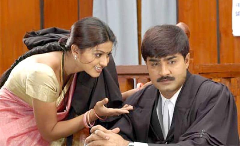 రాధా గోపాళం మూవీలో స్నేహ, శ్రీకాంత్ లాయర్లుగా కనిపించారు.