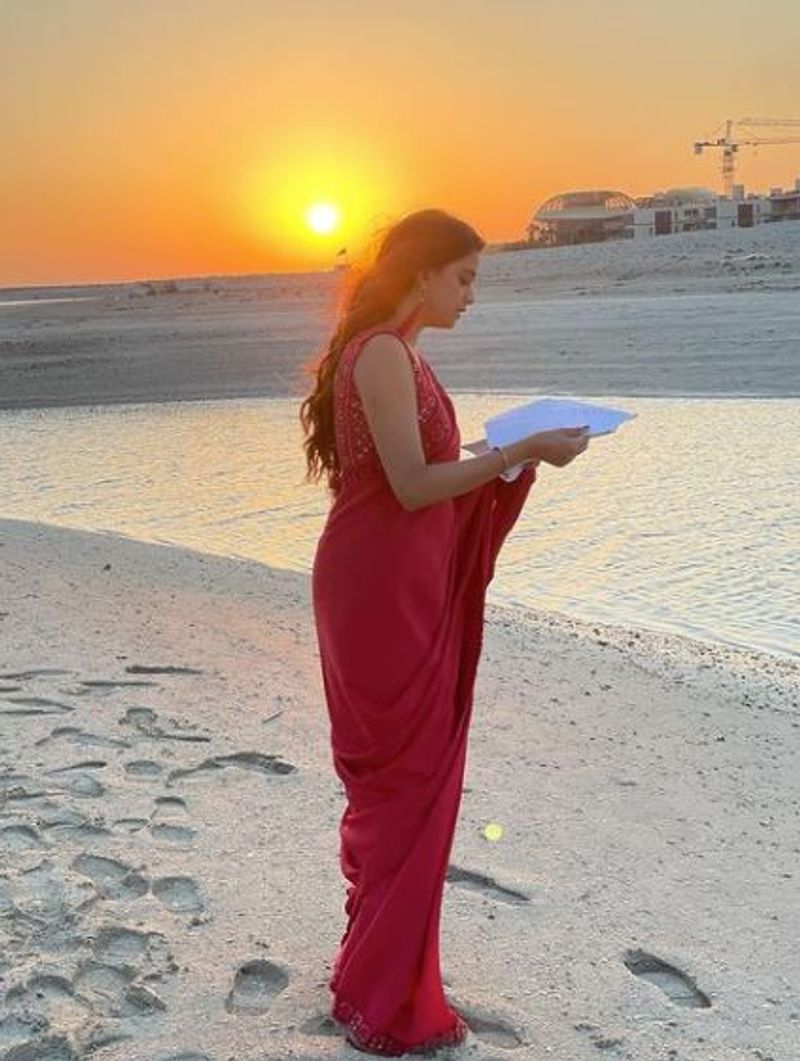 <p>இந்த புகைப்படத்தை பதிவிட்டு, சூரிய அஸ்தமனத்தின் போது தனியாக பாடுவதாக கூறியுள்ளார். </p>