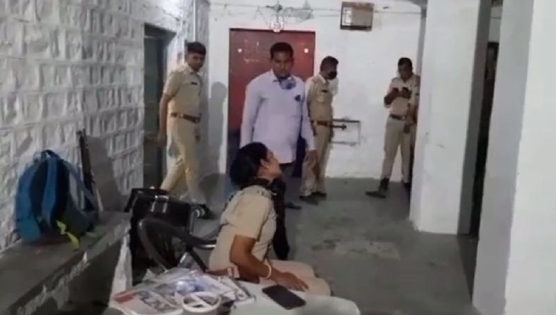 <p><strong>पुलिस कर्मियों ने सुनाई थी ये कहानी</strong><br />
फलौदी जेल में कार्यरत महिला सुरक्षा प्रहरी की आंखों में मिर्ची और सब्जी डालकर फरार हुए बंदी कचहरी परिसर से निकलने के बाद सभी सड़क पर एक साथ भागे। कुछ दूरी पर ही एक स्कार्पियो गाड़ी उनका इंतजार कर रही थी। एक के बाद सभी बंदी उस स्कार्पियो में बैठ फरार हो गए।<br />
</p>