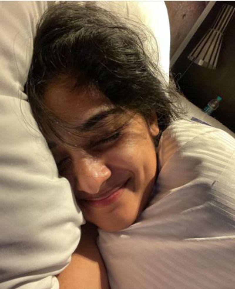 <p>பெட்டில் சிரித்தபடி படுத்திருக்கும் நிவேதா ஒவ்வொரு நாளும் வந்து போகிறது, நான் நலமாக இருக்கிறன் என கூறியுள்ளார். மேலும் ரசிகர்கள் பலர் விரைவில் நிவேதா தாமஸ் நலம் பெற வேண்டும் என தங்களுடைய வாழ்த்துக்களை தெரிவித்து வருகிறார்கள்.</p>