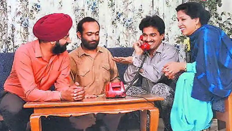 <p><strong>फ्लॉप शो (1991)<br />
चैनल : दूरदर्शन<br />
स्टारकास्ट : जसपाल भट्टी, विवेक शौक, सविता भट्टी, राजेश जॉली और बीएन शर्मा।</strong><br />
90 के दशक की शुरुआत में जसपाल भट्टी दूरदर्शन के लिए टीवी सीरियल 'फ्लॉप शो' लेकर आए जो काफी पॉपुलर हुआ। इसके बाद जसपाल भट्टी को कार्टूनिस्ट की बजाय एक कॉमेडी एक्टर के रूप में जाना जाने लगा। जसपाल का 'फ्लॉप शो' और 'उल्टा-पुल्टा' जैसे शो काफी पॉपुलर हुए। जसपाल इस सीरियल्स के माध्यम से प्रशासन और सरकार पर भी तंज कसते थे। इसके सभी एपिसोड में कलाकार एक ही होते थे पर उनका कैरेक्टर बदल जाता था।</p>