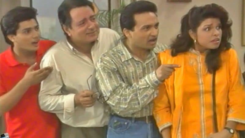 <p><strong>देख भाई देख (1993-94)<br />
चैनल : दूरदर्शन<br />
स्टारकास्ट : सुषमा सेठ, नवीन निश्चल, शेखर सुमन, फरीदा जलाल, भावना बलसावर।</strong><br />
इस सीरियल की कहानी एक ऐसी फैमिली की थी, जहां सभी मिल-जुलकर रहते हैं। फैमिली का हर मेंबर बड़ा हो या बच्चा या फिर नौकर सभी में एक खास जुड़ाव होता है। फैमिली के मुखिया दुर्गादास दीवान (दादा) थे, लेकिन असली मुखिया सरला दीवान (दादी) थीं। सरला दीवान का रोल सुषमा सेठ ने प्ले किया था।<br />
</p>