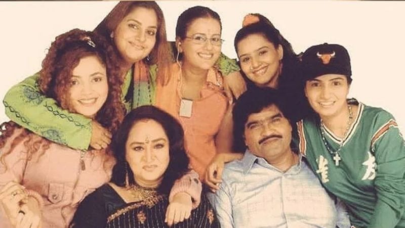 <p><strong>हम पांच (1995-99)<br />
चैनल : जीटीवी<br />
स्टारकास्ट : अशोक सराफ, प्रिया तेंडुलकर, शोमा आनंद, विद्या बालन, अमिता, राखी टंडन।</strong><br />
1995 में शुरू हुए कॉमेडी सीरियल ‘हम पांच’ में माथुर परिवार की सबसे बड़ी बेटी मीनाक्षी माथुर का रोल वंदना पाठक ने निभाया था। वो शो में महिलाओं को हक और महिला सशक्तिकरण के लिए अपने बेलन के साथ तैयार रहती थीं। वहीं, एक्ट्रेस विद्या बालन ने माथुर परिवार की दूसरी बेटी राधिका का रोल किया था। राधिका इंटेलिजेंट थी और हियरिंग मशीन का इस्तेमाल करती थी। राधिका को चीजों से टकराने की आदत थी। वो दरवाजे, दीवार, मूर्तियों से टकराती रहती थी।<br />
</p>