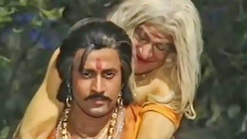 <p><strong>विक्रम और बेताल (1993) <br />
चैनल - दूरदर्शन<br />
स्टारकास्ट - अरुण गोविल, सज्जन, अरविंद त्रिवेदी, दीपिका चिखलिया, विजय अरोड़ा।</strong><br />
90 के दशक में 'विक्रम और बेताल' नाम का यह सीरियल काफी पॉपुलर हुआ था। इसमें राजा विक्रमादित्य की कहानी थी। घनघोर अंधेरी रात में राजा विक्रम अपनी खुली तलवार लिए बेताल को पकड़ने आगे बढ़ते हैं और उसे वश में कर अपनी पीठ पर लाद कर ले जाने लगते हैं। सफर लंबा होने के कारण बेताल राजा विक्रम को कहानी सुनाता है और हमेशा की तरह शर्त रखता है कि– अगर कहानी सुनने के बाद तुमने उत्तर देने के लिए मुंह खोला तो मैं उड़ जाऊंगा। अगर उत्तर नहीं दिया तो तुम्हारे सिर के टुकड़े-टुकड़े हो जाएंगे।</p>